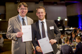 Prof. Dr.-Ing. Jürgen Danielzik und Stipendiat Chris Bothmann